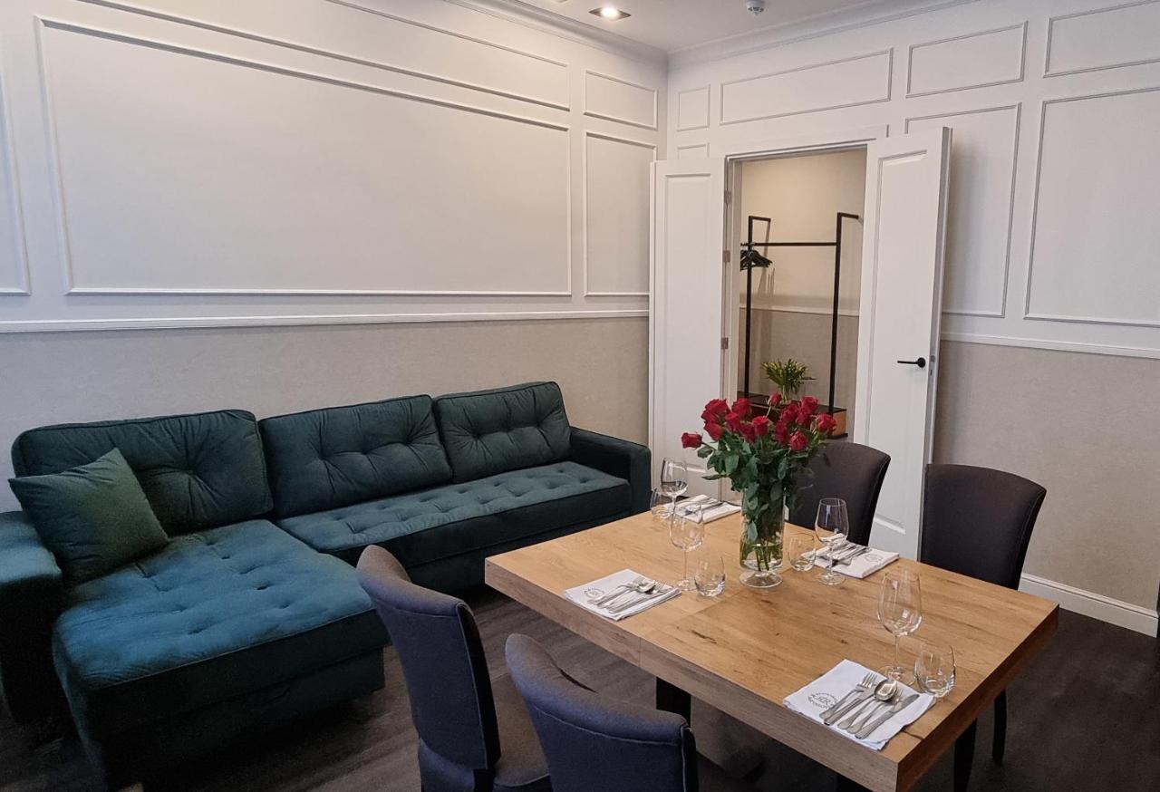 Stary Rynek Premium Apartments: Old Market Square Elegance